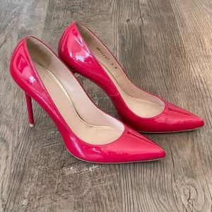 A classic pump designed in pointed toe.